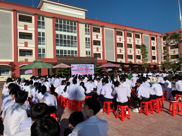 Lãnh đạo, Ban giám hiệu , Giáo viên, Đoàn viên thanh niên trường THPT Lê Lợi ra quân mít tinh hưởng ứng Tháng hành động Quốc gia phòng chống HIV/AIDS và Ngày Thế giới phòng chống AIDS.